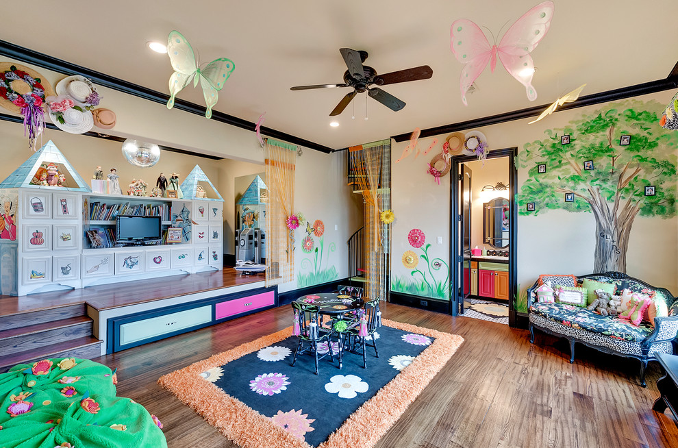 Diseño de dormitorio infantil mediterráneo con paredes multicolor y suelo de madera en tonos medios