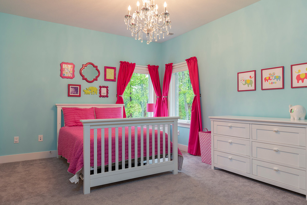 Idéer för mellanstora funkis barnrum kombinerat med sovrum, med blå väggar och heltäckningsmatta