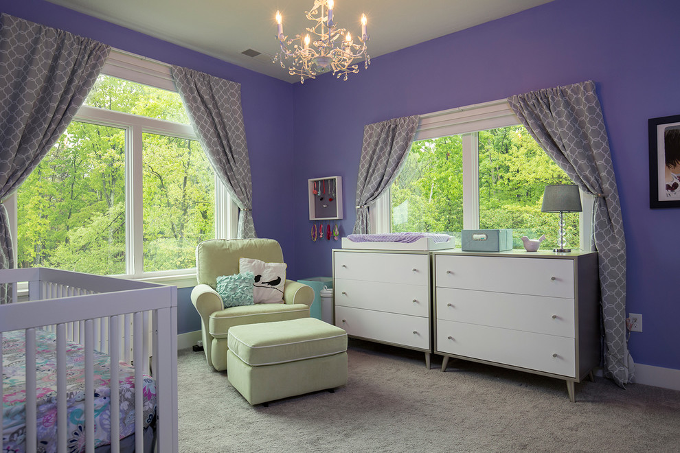 Idées déco pour une chambre de bébé fille contemporaine de taille moyenne avec un mur violet et moquette.