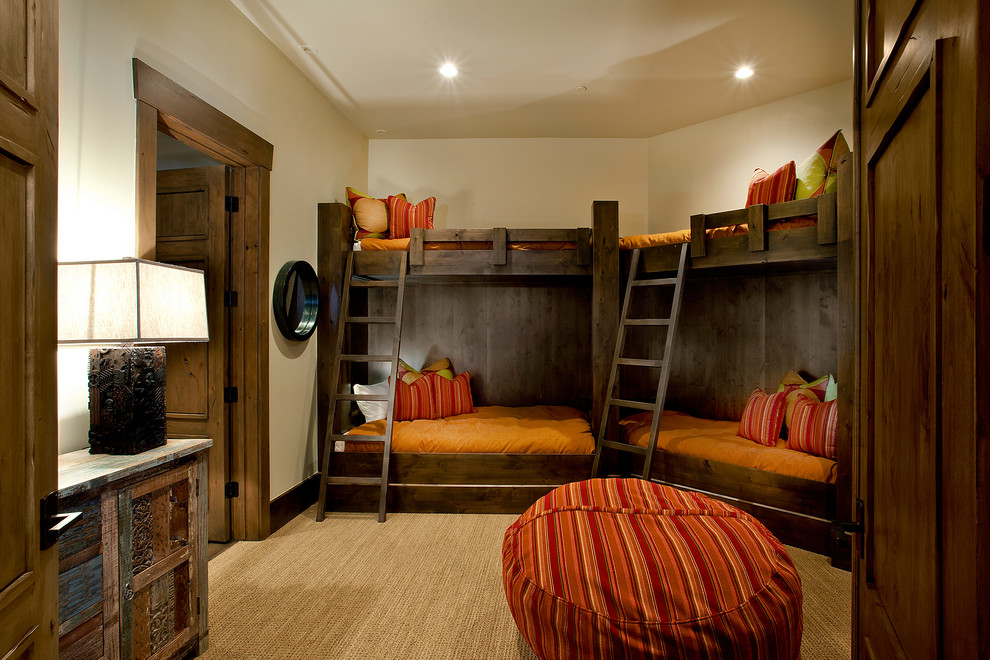 Bild på ett vintage könsneutralt barnrum kombinerat med sovrum och för 4-10-åringar, med beige väggar, heltäckningsmatta och beiget golv