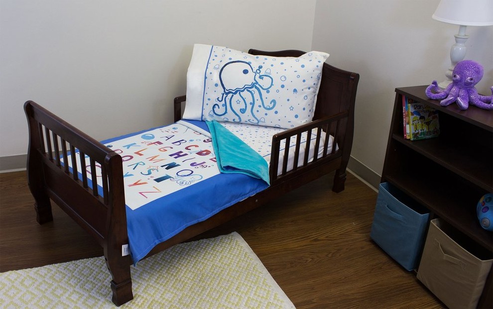 Exempel på ett modernt småbarnsrum kombinerat med sovrum