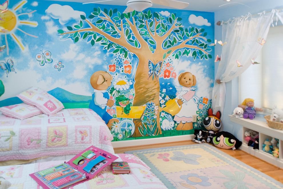 Aménagement d'une chambre d'enfant éclectique de taille moyenne avec un mur multicolore, parquet clair et un sol beige.