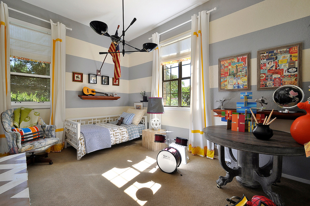 Cette photo montre une chambre d'enfant de 4 à 10 ans tendance avec moquette, un sol beige et un mur multicolore.