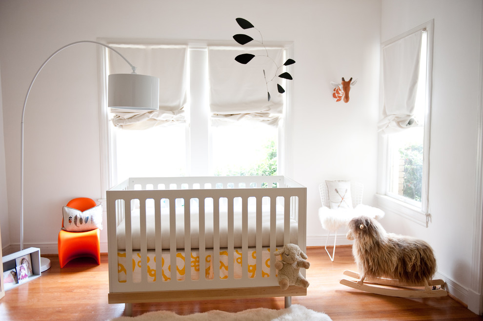 Foto di una cameretta per neonati minimalista