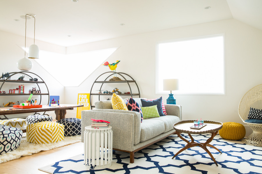 Neutrales Stilmix Kinderzimmer mit Spielecke, weißer Wandfarbe und hellem Holzboden in San Francisco