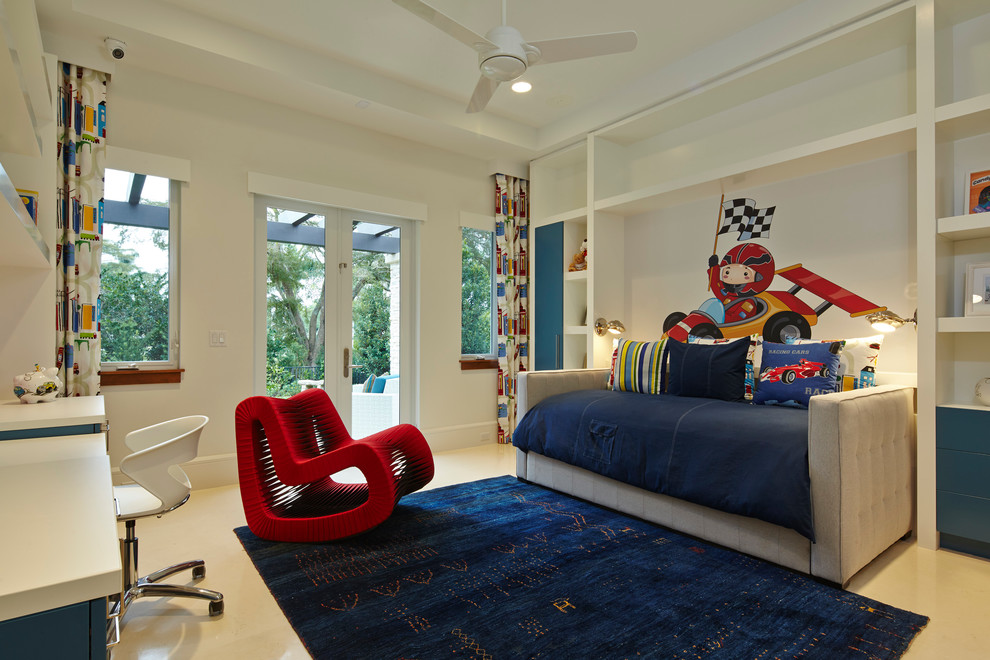 На фото: огромная детская в современном стиле с спальным местом, белыми стенами и полом из керамогранита для ребенка от 4 до 10 лет, мальчика