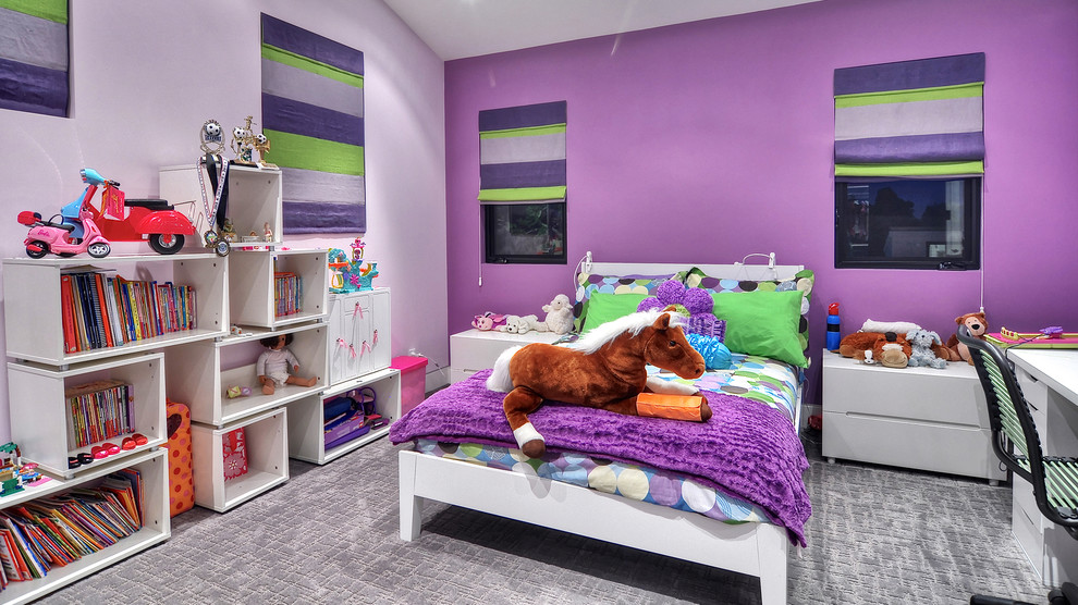 Свежая идея для дизайна: детская среднего размера в стиле модернизм с фиолетовыми стенами, ковровым покрытием, серым полом и спальным местом для ребенка от 4 до 10 лет, девочки - отличное фото интерьера