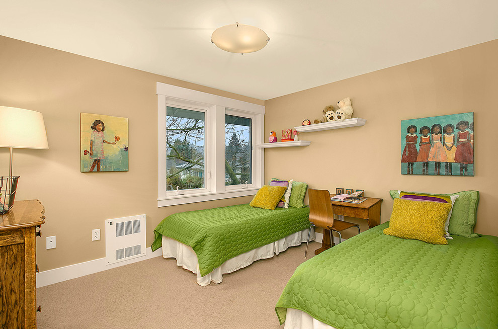 Diseño de dormitorio infantil de 4 a 10 años clásico renovado con paredes beige y moqueta