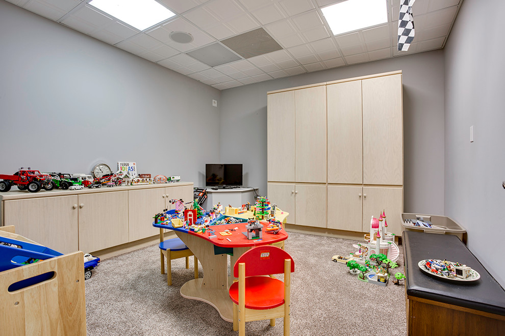 Idéer för ett mellanstort modernt könsneutralt barnrum kombinerat med lekrum och för 4-10-åringar, med grå väggar och heltäckningsmatta