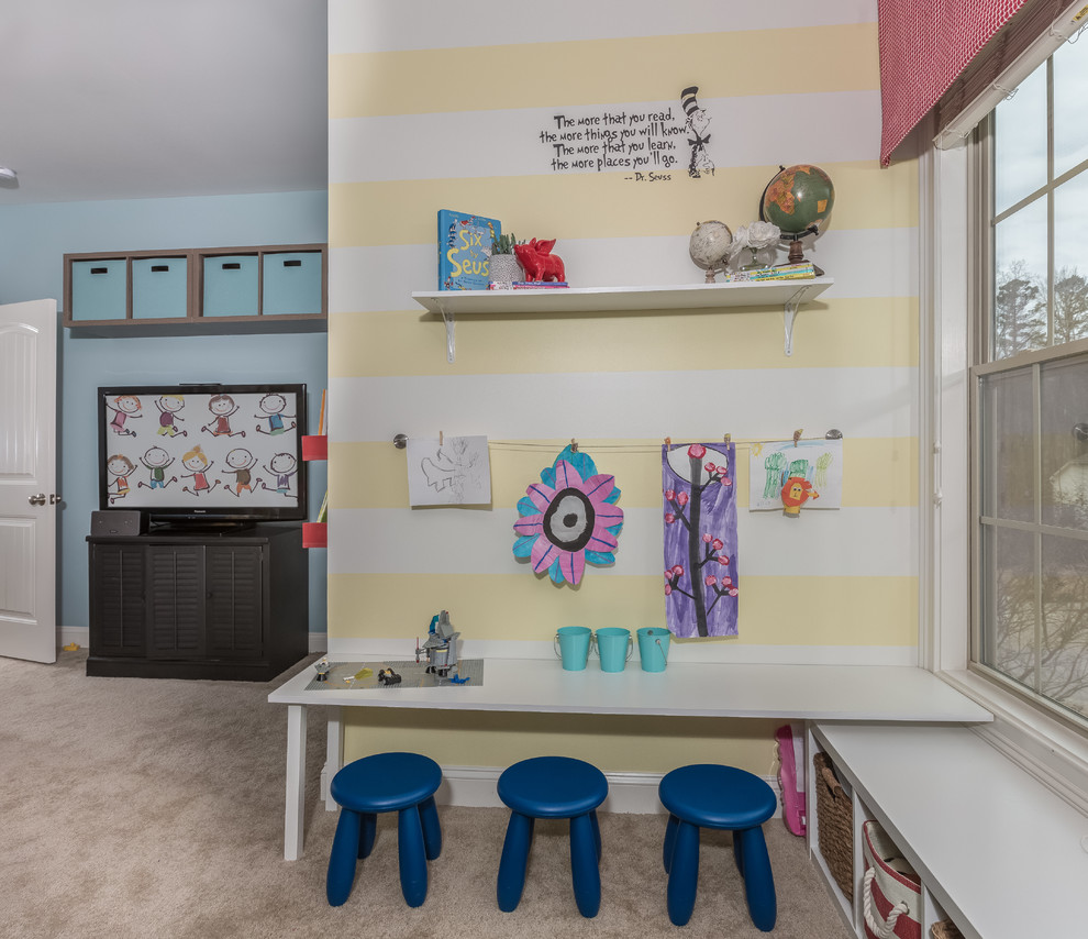 Réalisation d'une chambre d'enfant de 4 à 10 ans tradition de taille moyenne avec un mur vert, moquette et un sol beige.
