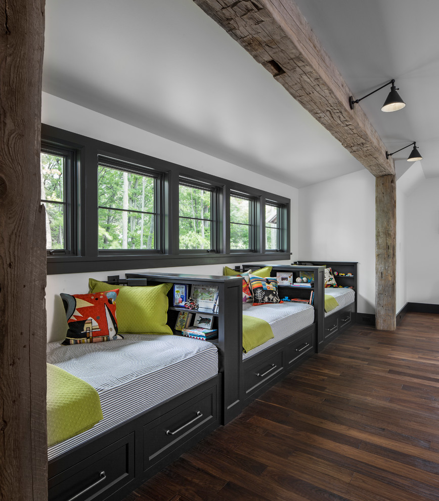 Diseño de dormitorio infantil de 4 a 10 años campestre grande con paredes blancas, suelo de madera oscura y suelo marrón