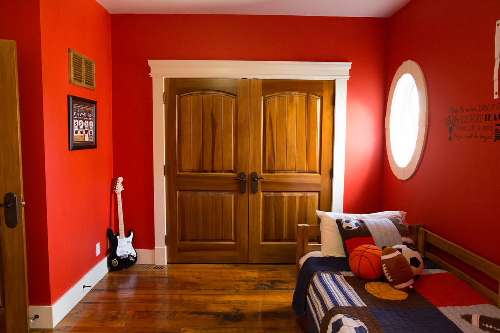 Idéer för att renovera ett mellanstort vintage barnrum kombinerat med sovrum, med röda väggar, mellanmörkt trägolv och brunt golv