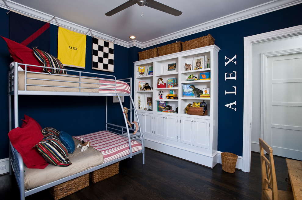 Стильный дизайн: детская в классическом стиле с спальным местом, синими стенами и темным паркетным полом для ребенка от 4 до 10 лет, мальчика - последний тренд