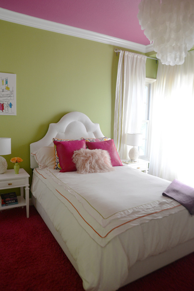 Cette photo montre une chambre d'enfant tendance de taille moyenne avec un mur multicolore et moquette.