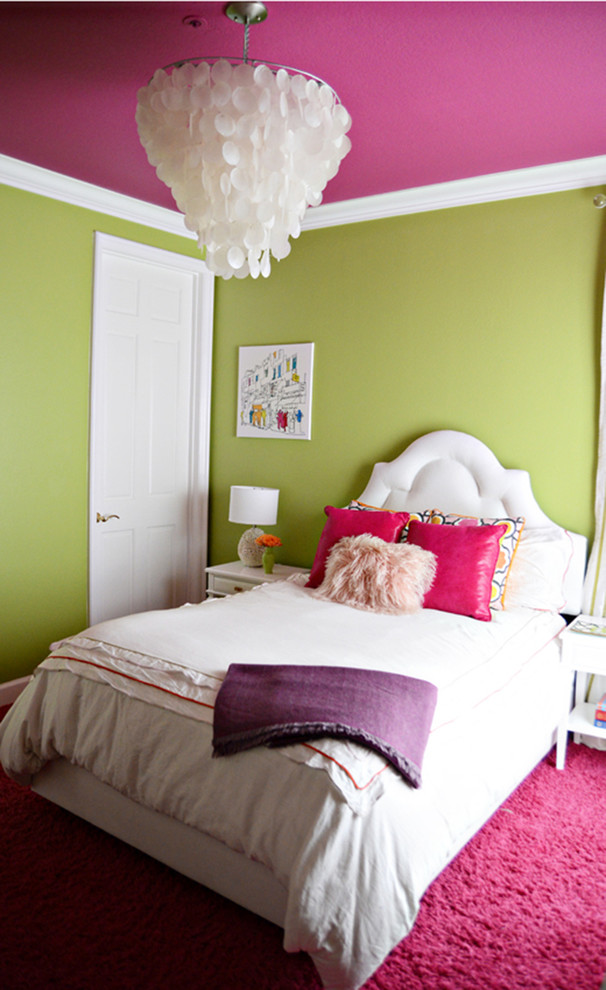 Idéer för ett mellanstort modernt barnrum kombinerat med sovrum, med flerfärgade väggar och heltäckningsmatta