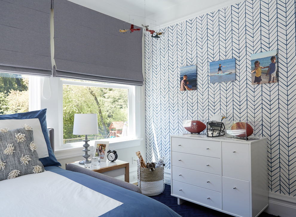 Bild på ett amerikanskt pojkrum kombinerat med sovrum och för 4-10-åringar, med blå väggar, ljust trägolv och brunt golv
