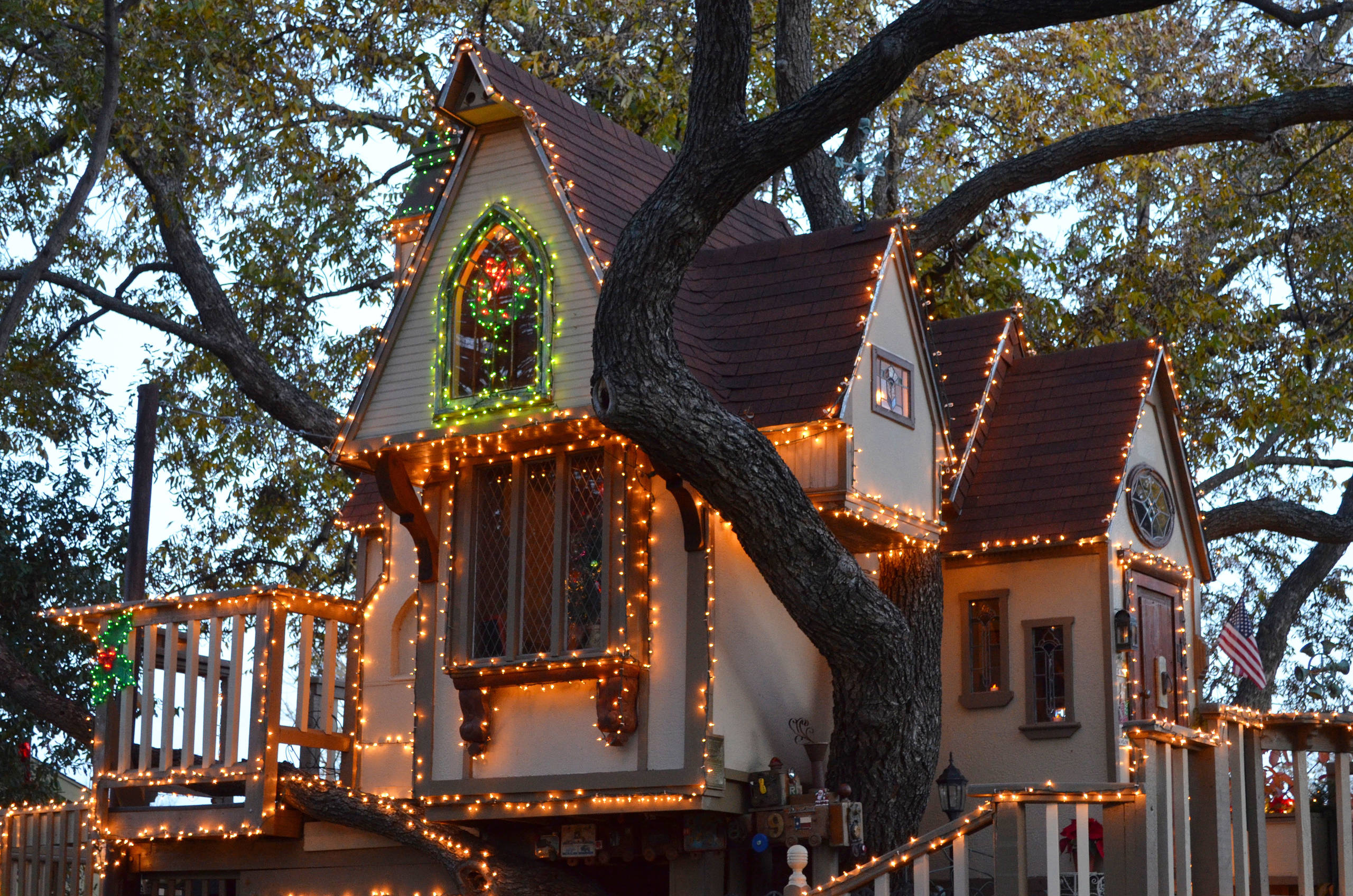 Волшебный дом на дереве с новогодними огнями | Houzz Россия