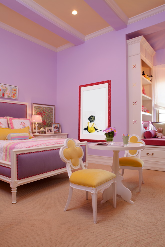 Exempel på ett mellanstort klassiskt könsneutralt barnrum kombinerat med sovrum och för 4-10-åringar, med lila väggar, heltäckningsmatta och beiget golv