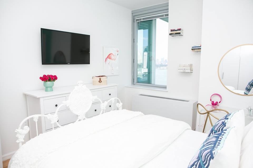 Cette image montre une chambre d'enfant minimaliste de taille moyenne avec un mur bleu et parquet clair.