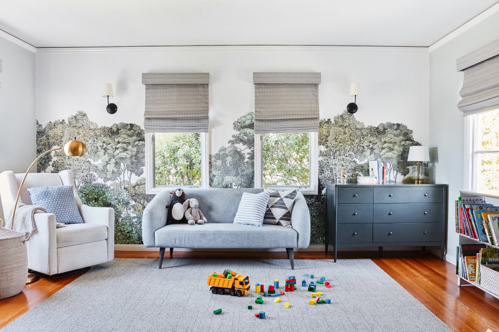 Neutrales Mediterranes Kinderzimmer mit Spielecke, bunten Wänden, braunem Holzboden, braunem Boden und Tapetenwänden in San Francisco