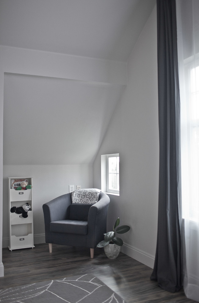 Foto på ett mellanstort vintage pojkrum kombinerat med sovrum och för 4-10-åringar, med grå väggar och ljust trägolv
