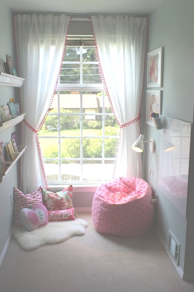 Exemple d'une petite chambre de fille de 4 à 10 ans chic avec un bureau, un mur gris et moquette.