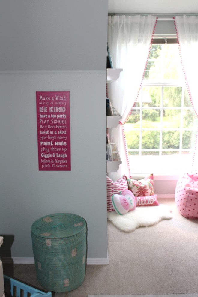Aménagement d'une petite chambre de fille de 4 à 10 ans classique avec un bureau, un mur gris et moquette.
