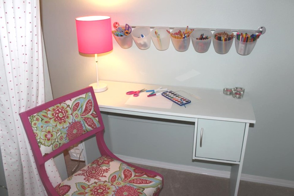 Bild på ett litet vintage flickrum kombinerat med skrivbord och för 4-10-åringar, med grå väggar och heltäckningsmatta