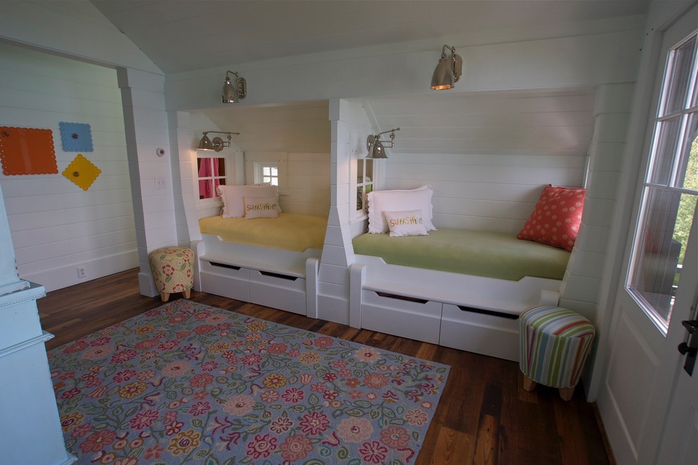 Exemple d'une chambre d'enfant de 4 à 10 ans montagne de taille moyenne avec un mur rouge et un sol en bois brun.