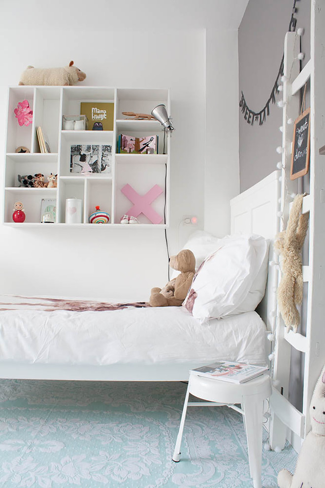 Inspiration för eklektiska flickrum kombinerat med sovrum, med vita väggar