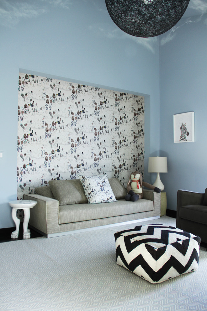 Inspiration för ett funkis könsneutralt barnrum kombinerat med lekrum, med blå väggar och mörkt trägolv