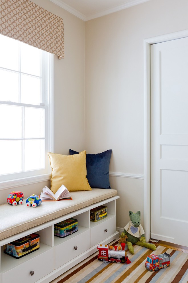 Bild på ett litet funkis barnrum kombinerat med lekrum, med beige väggar och heltäckningsmatta