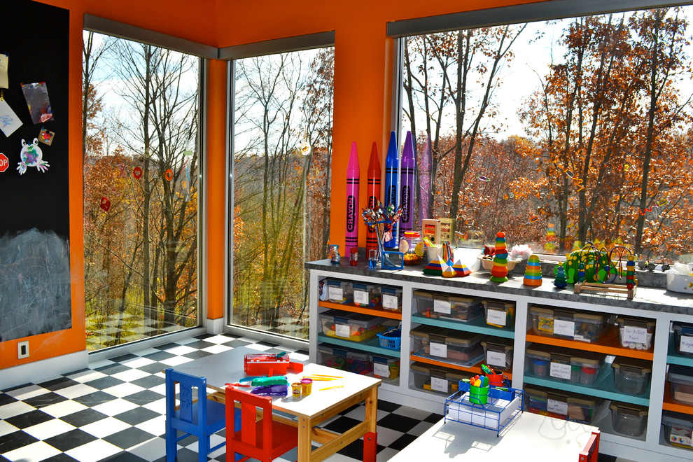 Inredning av ett modernt stort könsneutralt barnrum kombinerat med lekrum och för 4-10-åringar, med orange väggar och linoleumgolv