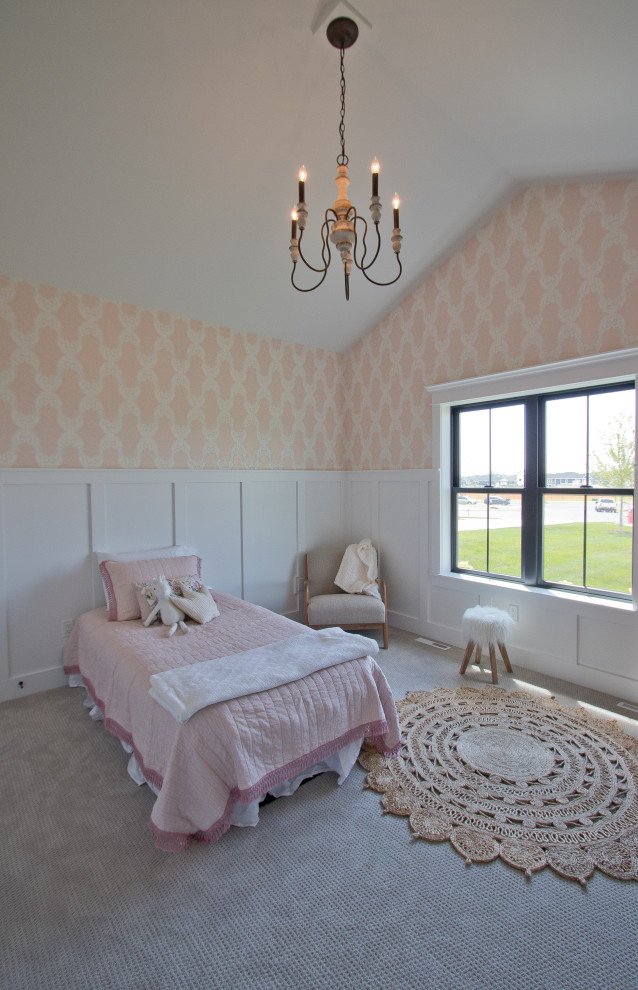 Großes Mädchenzimmer mit Schlafplatz, Teppichboden, grauem Boden, gewölbter Decke und vertäfelten Wänden in Sonstige