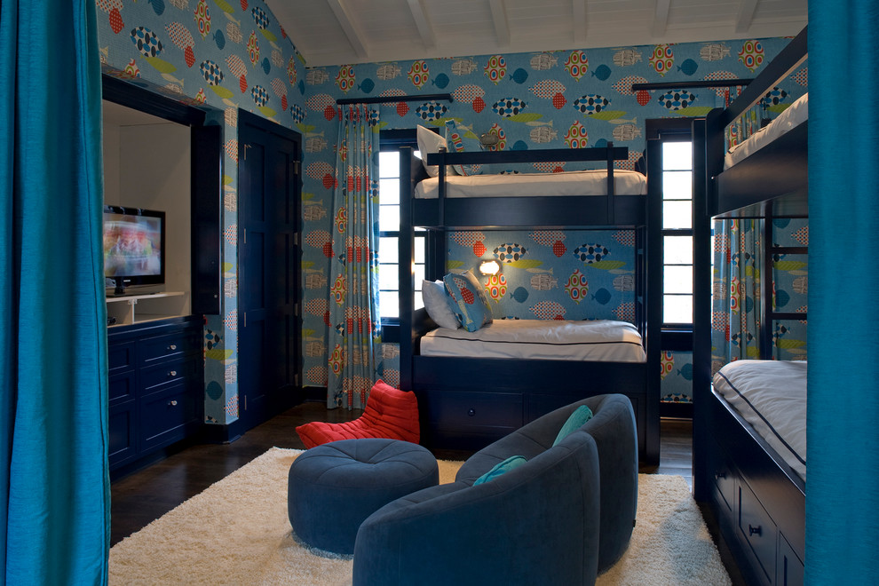 Ejemplo de dormitorio infantil de 4 a 10 años mediterráneo grande con paredes multicolor y suelo de madera oscura