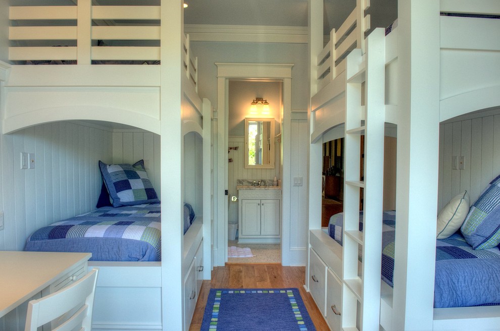 Foto på ett mellanstort maritimt pojkrum kombinerat med sovrum och för 4-10-åringar, med blå väggar och mellanmörkt trägolv