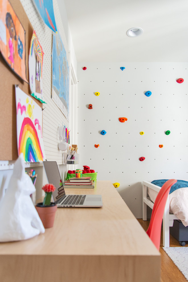 Ejemplo de dormitorio infantil de 4 a 10 años contemporáneo de tamaño medio con paredes blancas y suelo de madera en tonos medios