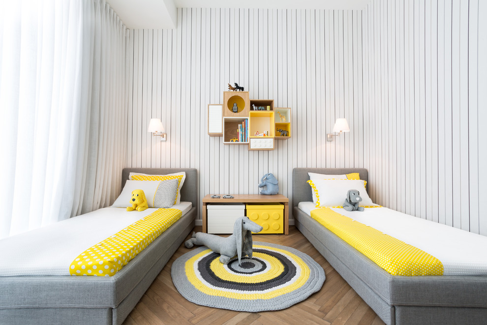 Immagine di una cameretta da letto contemporanea con pareti multicolore, pavimento in legno massello medio e pavimento marrone