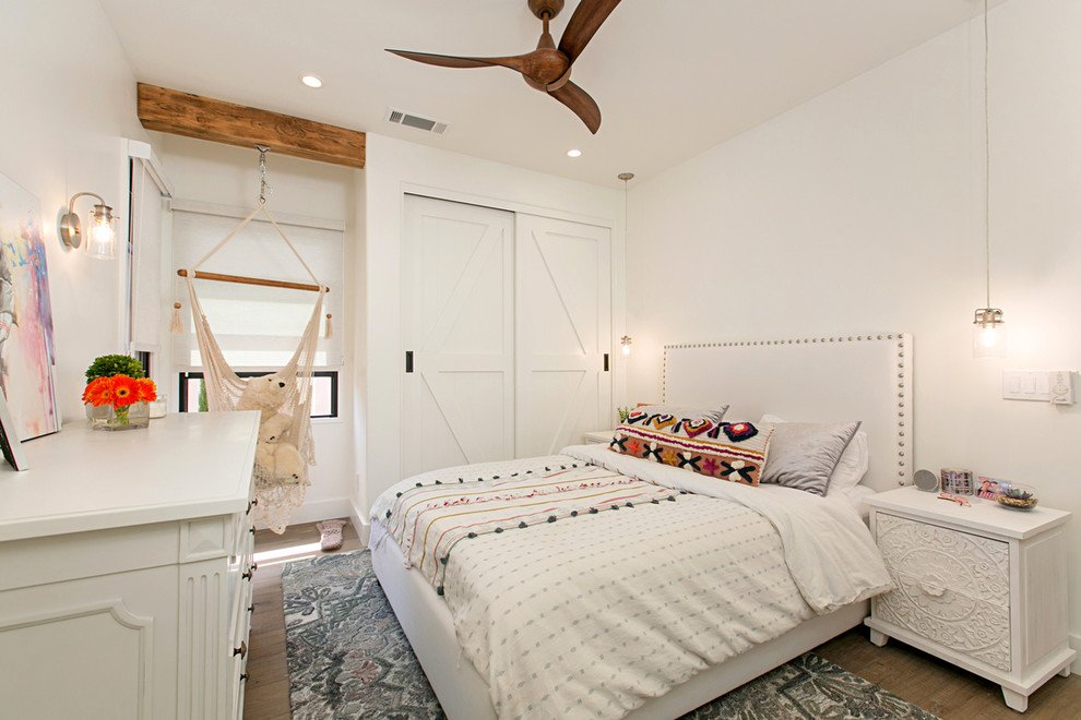 Foto på ett medelhavsstil barnrum kombinerat med sovrum, med vita väggar, mellanmörkt trägolv och brunt golv
