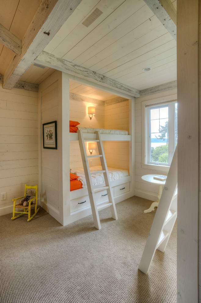 Идея дизайна: нейтральная детская в стиле рустика с спальным местом, белыми стенами и ковровым покрытием для ребенка от 4 до 10 лет, двоих детей