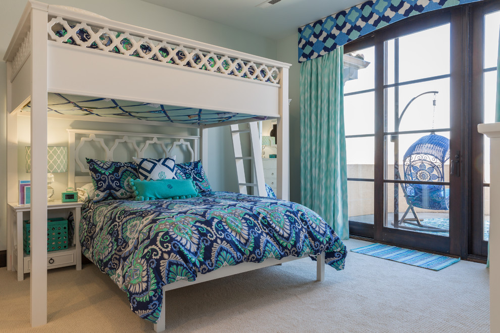 Foto de dormitorio infantil clásico de tamaño medio con paredes azules, moqueta y suelo beige