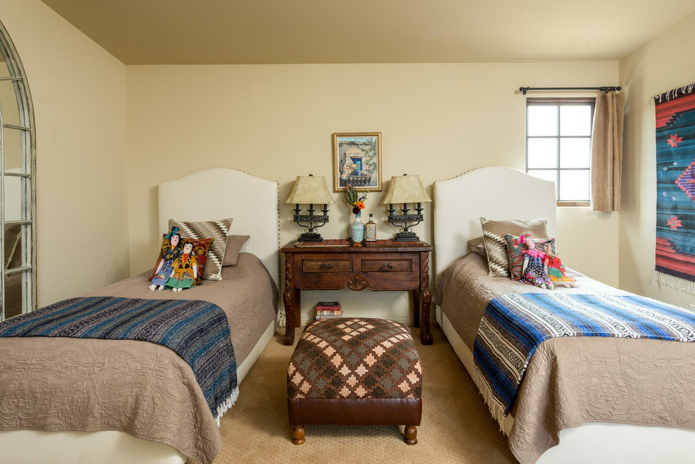 На фото: детская в стиле фьюжн с спальным местом, бежевыми стенами, ковровым покрытием и бежевым полом для ребенка от 4 до 10 лет, девочки