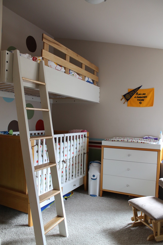Kleines, Neutrales Modernes Kinderzimmer mit Schlafplatz und Teppichboden in Seattle