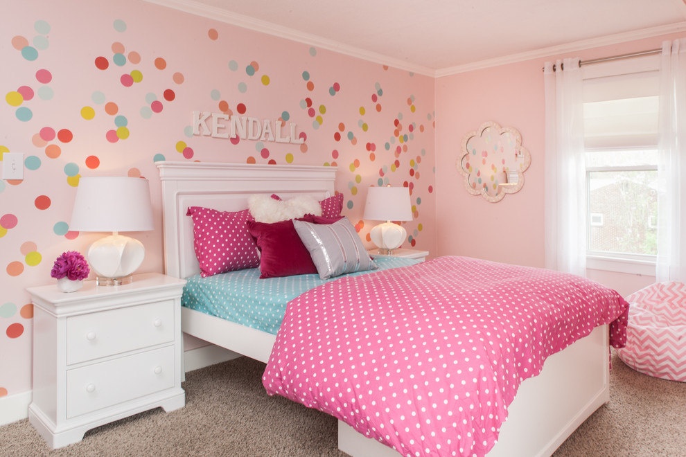На фото: детская в классическом стиле с спальным местом, розовыми стенами и ковровым покрытием для девочки