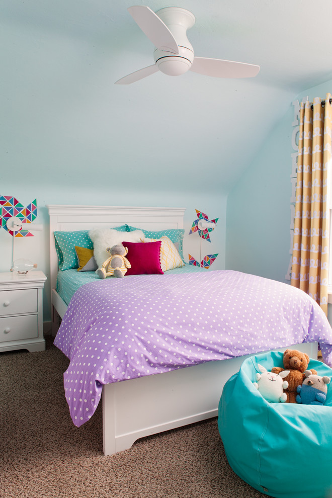 Cette image montre une chambre d'enfant traditionnelle avec un mur bleu et moquette.