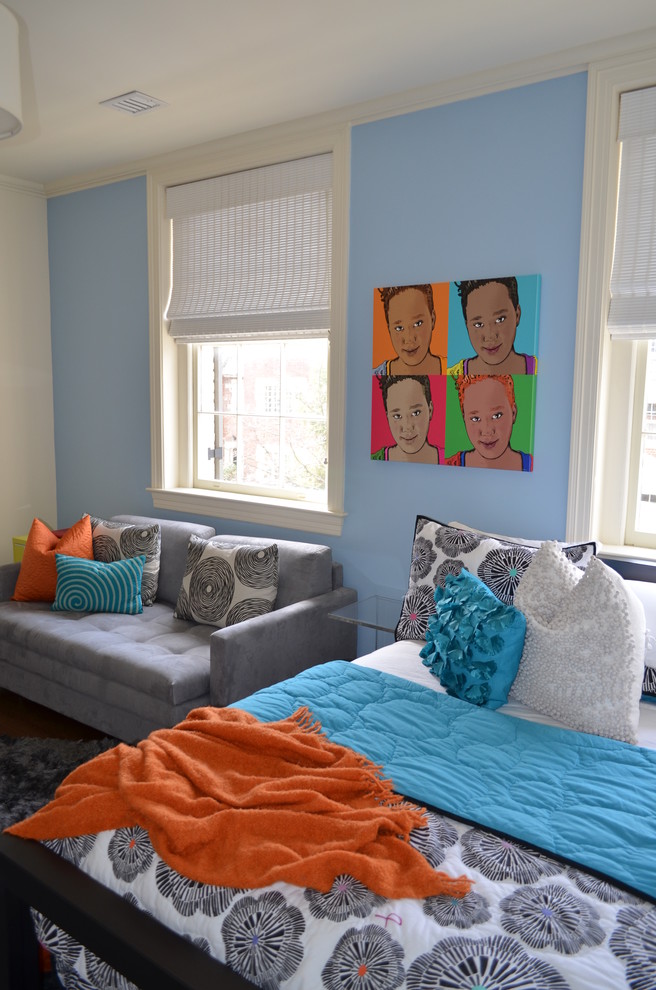 Esempio di una cameretta per bambini eclettica di medie dimensioni con pareti blu e pavimento in legno massello medio