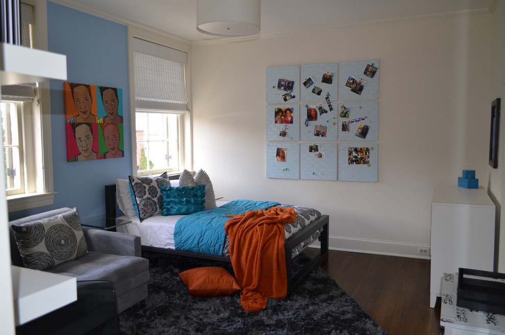 Inspiration för mellanstora eklektiska barnrum kombinerat med sovrum, med blå väggar och mellanmörkt trägolv