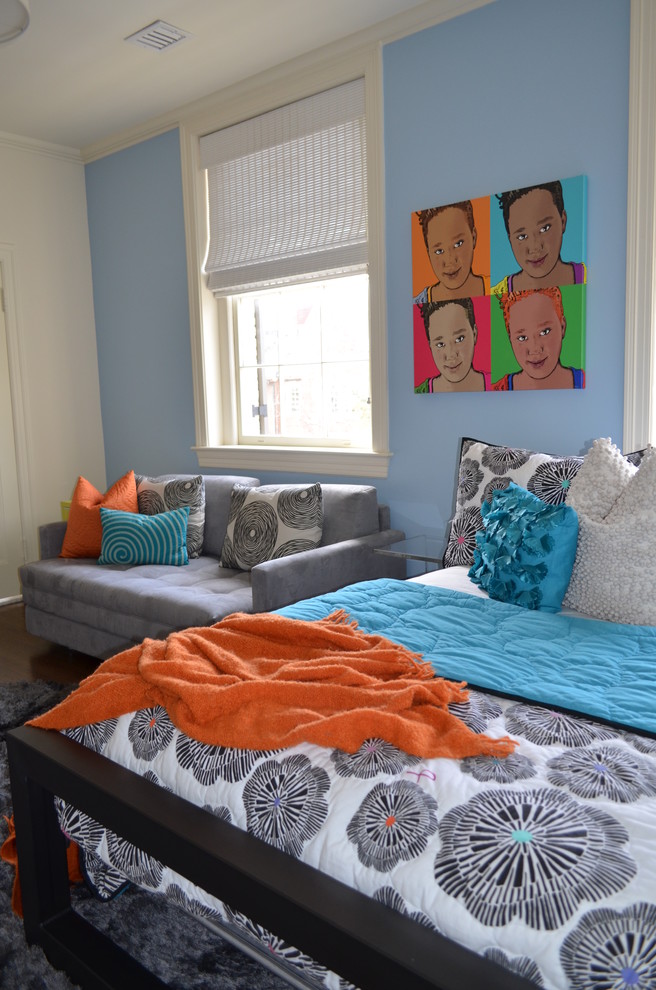 Exemple d'une chambre d'enfant éclectique de taille moyenne avec un mur bleu.