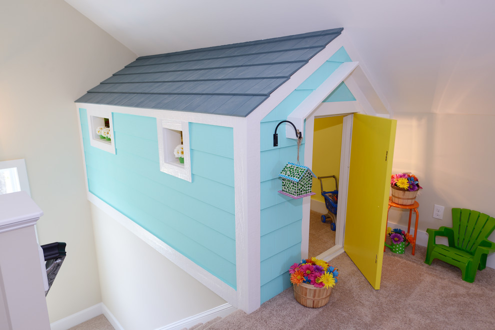 Imagen de dormitorio infantil clásico pequeño con paredes blancas y moqueta