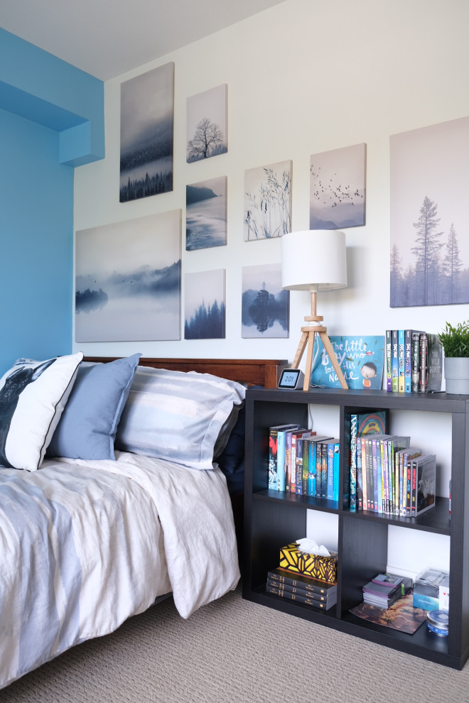 Idee per una piccola cameretta per bambini minimal con pareti blu, moquette e pavimento beige